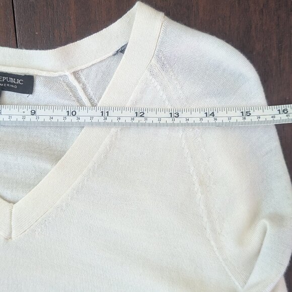 Banana Republic 100% Merino Wool V-Neck Sweater Size Small Cream w/ Navy Stripe - Picture 8 of 9